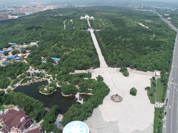 成吉思汗公园七月上旬，远处成吉思汗庙景区