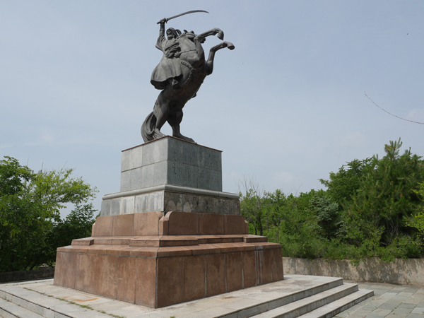 成吉思汗庙景区七月上旬，一代天骄雕塑