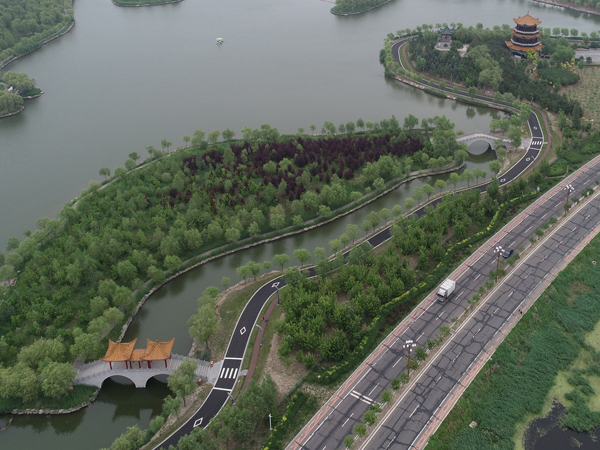 大安市嫩江湾旅游区七月初，左侧抚琴岛，右上一鹤楼