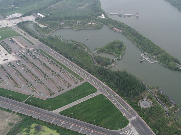 大安市嫩江湾旅游区七月初，左上南门，右上九曲诗词桥，右下八角铜镜区域