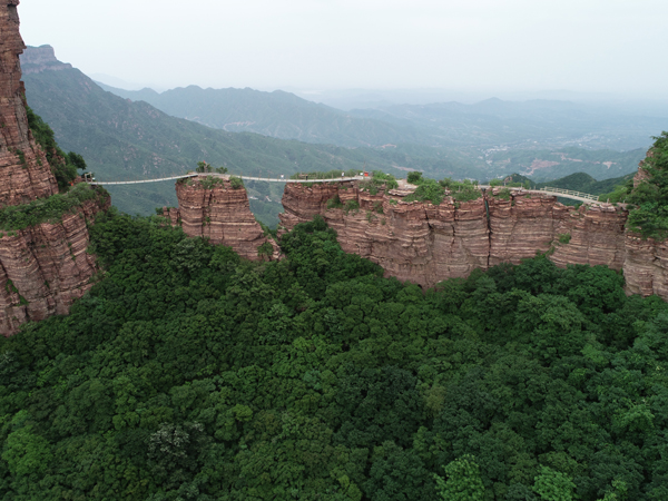 锦山自然生态风景区五月下旬，凌空飞索（铁索桥）