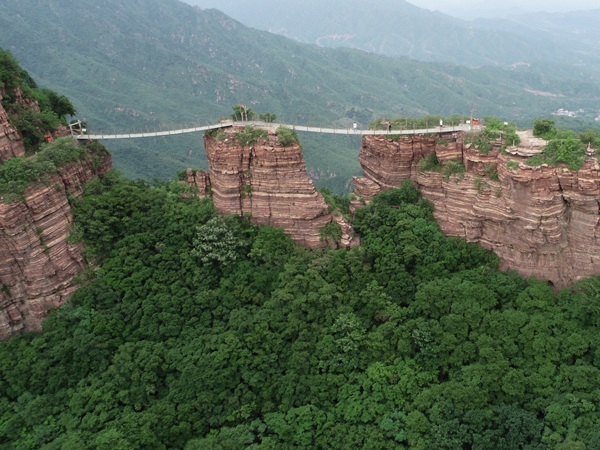 锦山自然生态风景区五月下旬，凌空飞索（铁索桥）