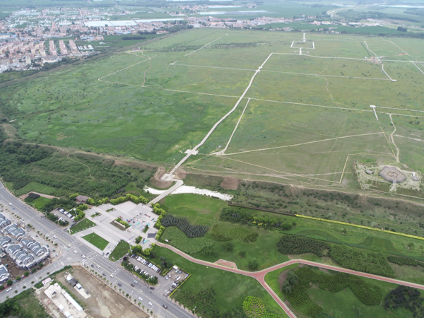辽上京国家考古遗址公园七月中旬，右侧西山坡佛寺遗址