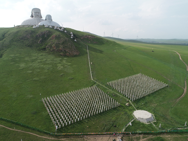 蒙元帝王雕塑群七月上旬，蒙元兵阵