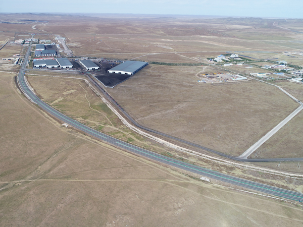 珠恩嘎达布其口岸九月中旬，右侧嘎达布其镇