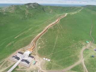 成吉思汗瞭望山七月上旬，远处山顶成吉思汗瞭望山敖包