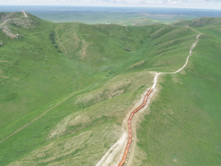 成吉思汗瞭望山七月上旬，左上山顶成吉思汗瞭望山敖包