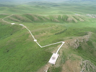 山顶成吉思汗瞭望山敖包，右上山下景区入口