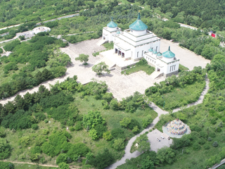 成吉思汗庙景区七月上旬，右下罕山敖包
