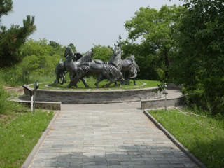 成吉思汗庙景区七月上旬，八骏马雕塑