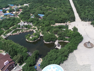 成吉思汗公园七月上旬，敖嫩湖，右侧成吉思汗雕像