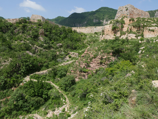 鹤度岭明长城遗址，关城东有“之”字形古驿道