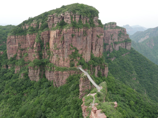 锦山自然生态风景区五月下旬，凌空飞索（铁索桥）