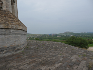 辽上京南塔居于高地，周围视野开阔