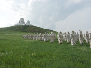 蒙元帝王雕塑群七月上旬，蒙元兵阵