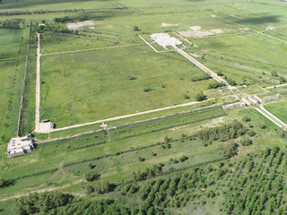 元中都国家考古遗址公园七月上旬，左侧西南角台遗址，上侧中心大殿遗址，右侧宫城南门遗址