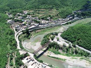正太铁路乏驴岭铁桥五月下旬，乏驴岭村，左上乏驴岭关，右上绵右渠